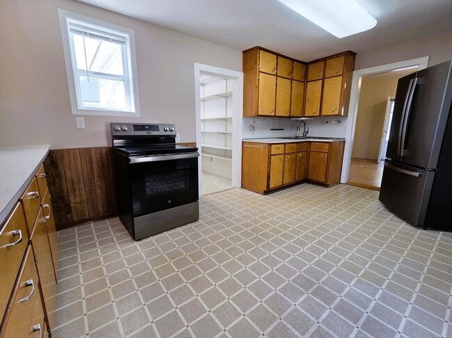 Building Photo - 821 W 5th St