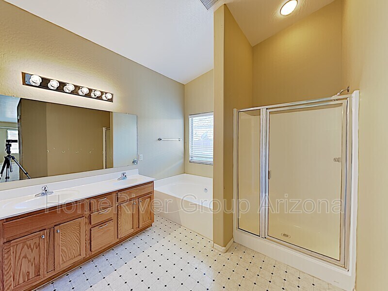 Building Photo - 17230 W Ashley Dr