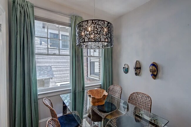 Building Photo - 518 Lamar Ave