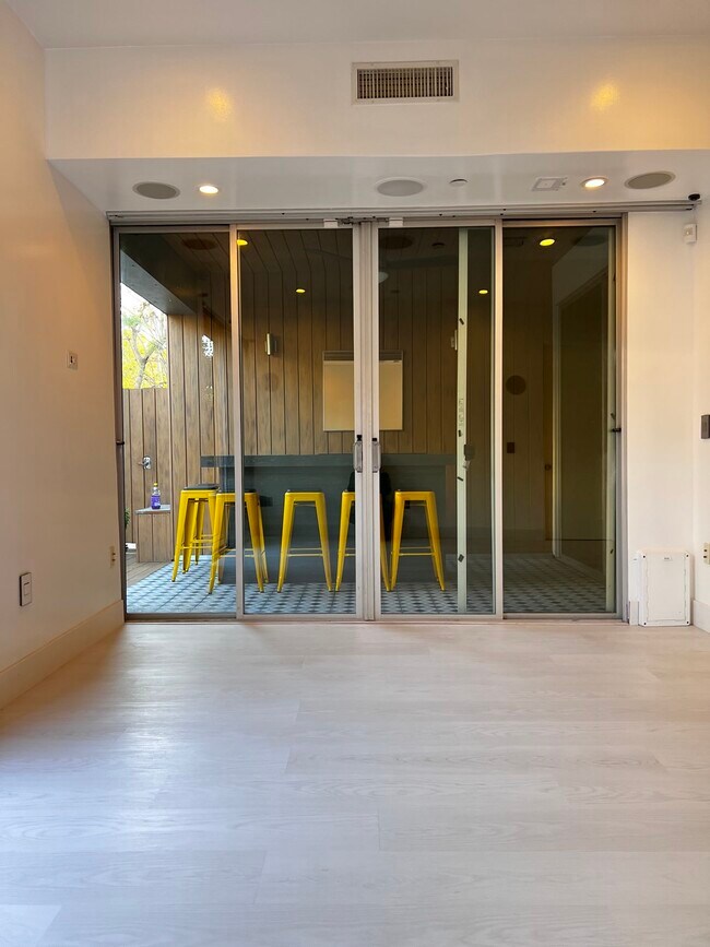 Building Photo - 855 N Croft Ave