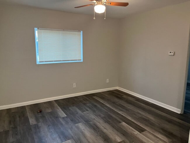 Building Photo - One bedroom one bath apartment in Alton