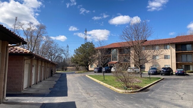 Building Photo - 21W581 North Ave