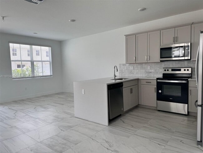 Building Photo - 123 SW 171st Ln