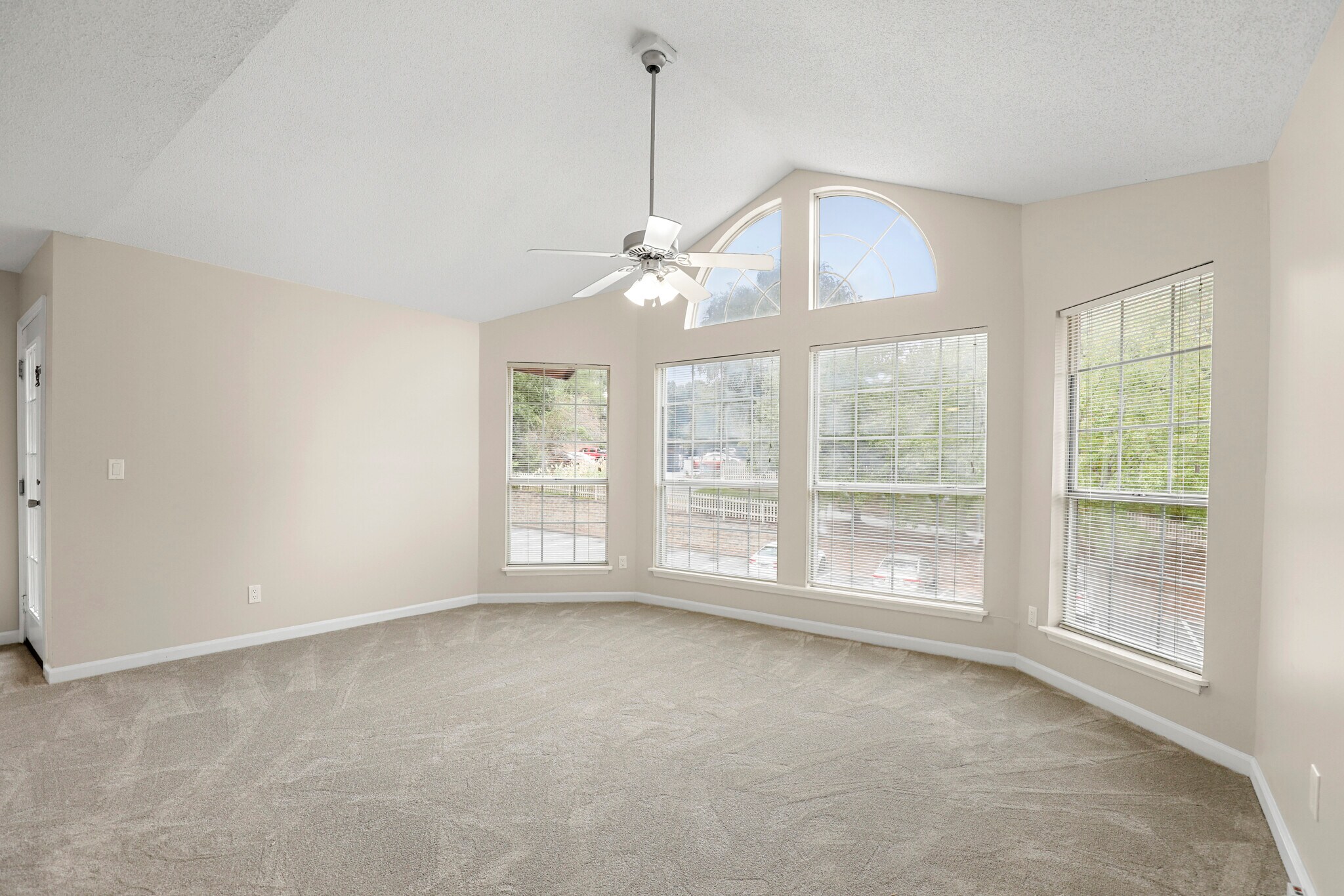 Living room with plenty of sunlight - 903 Wentworth Ct