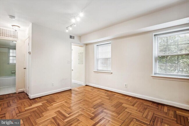 Building Photo - 1320 Fort Myer Dr