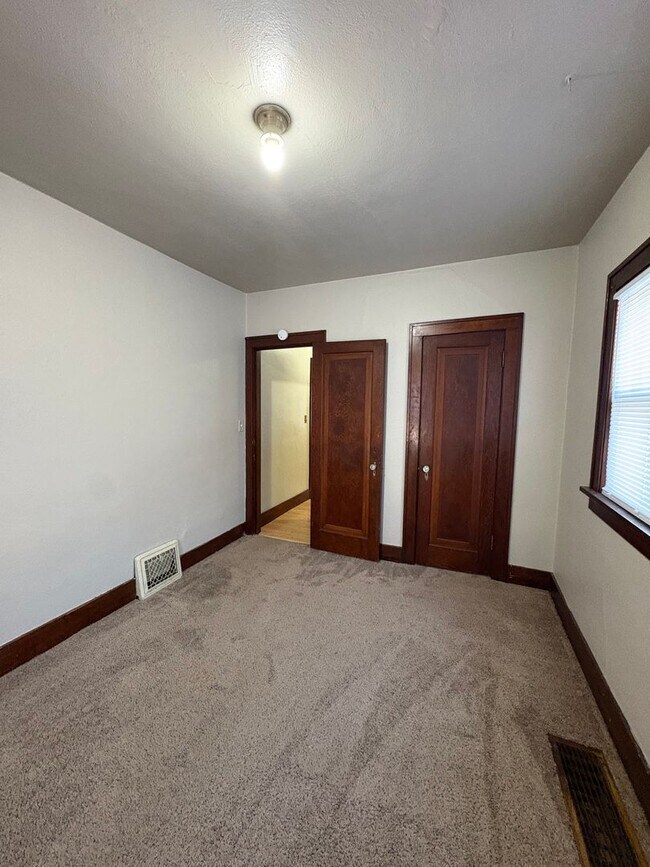 Building Photo - House- NW