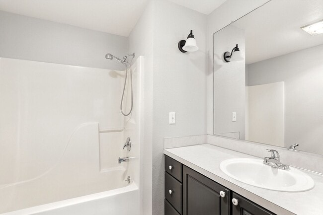 Building Photo - Updated 2 Bedroom/2.5 Condo w/garage