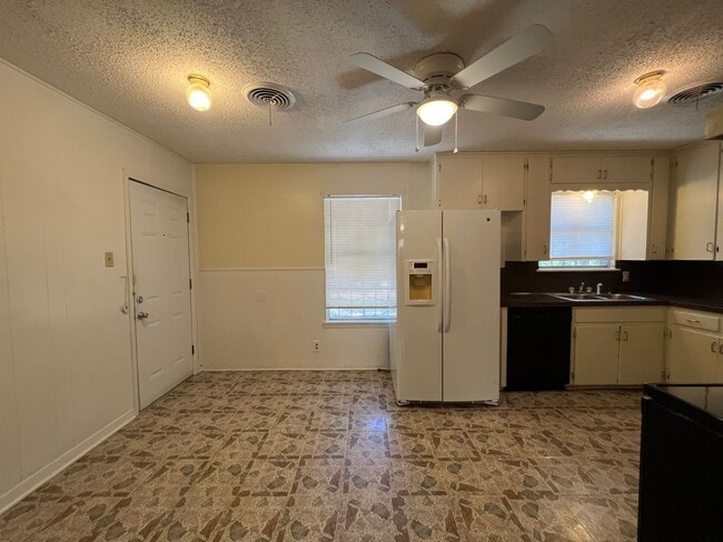 Building Photo - 1303 Redondo Dr