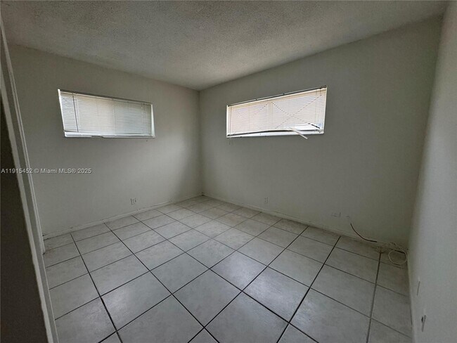 Building Photo - 1060 Crystal Lake Dr