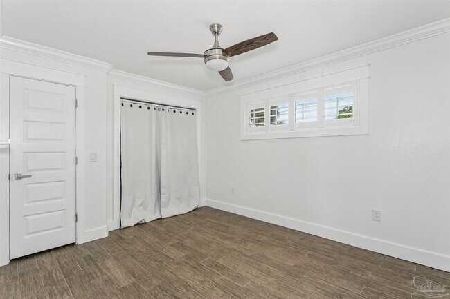 Building Photo - 231 Sabine Dr