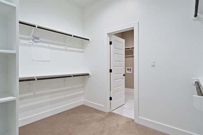 Building Photo - 904 Naranjo Dr
