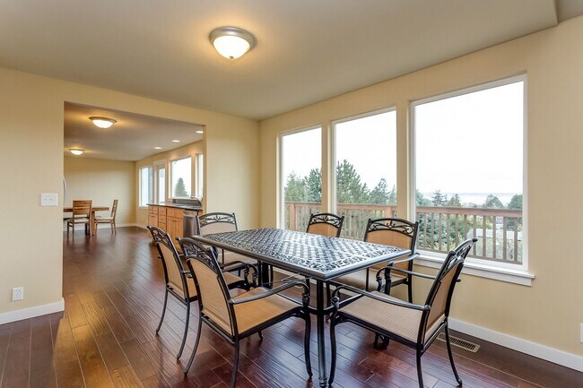 Building Photo - Large 4 Bedroom Edgemoor Home w/ Mother-in-law Suite