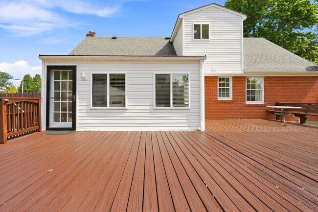 Building Photo - 912 Beechwood Rd
