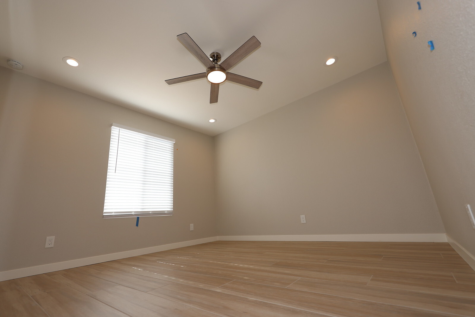 Building Photo - 476 E Linda Ave