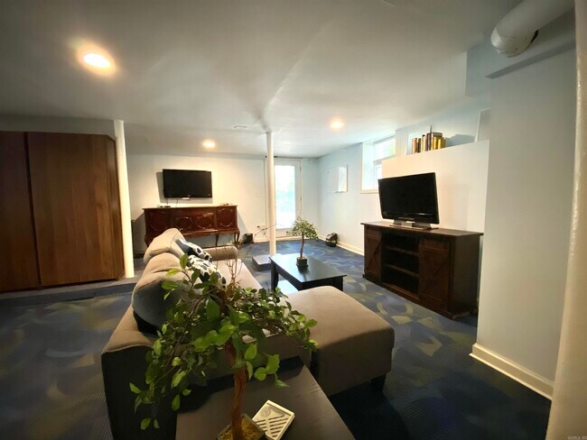 Building Photo - 1305 Stratford Ave