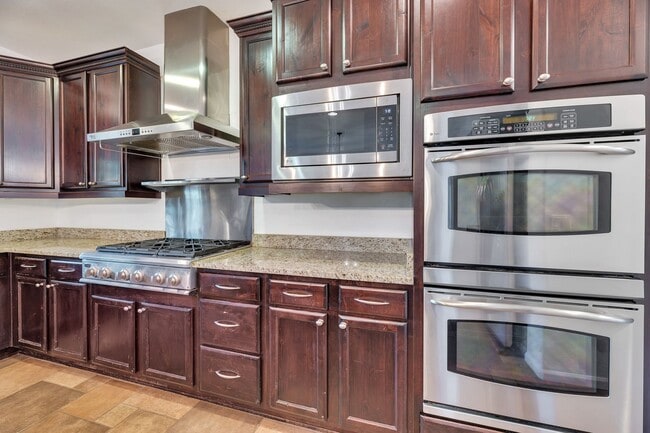 Building Photo - Highly Upgraded SPACIOUS home in desirable Aviano in Desert Ridge!