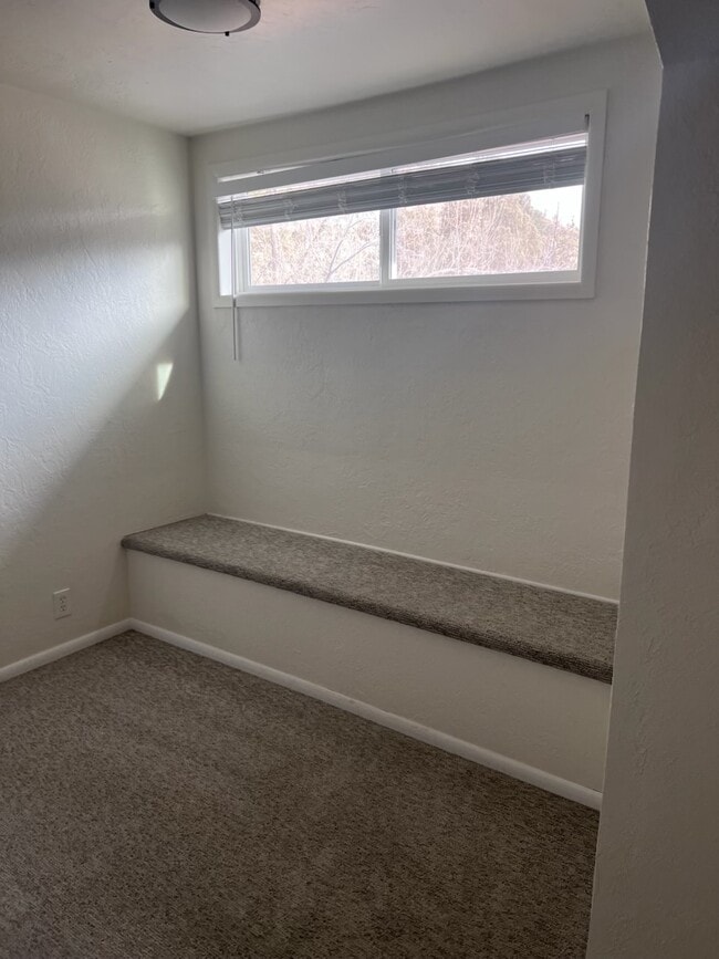 Building Photo - 600 NE 12th St