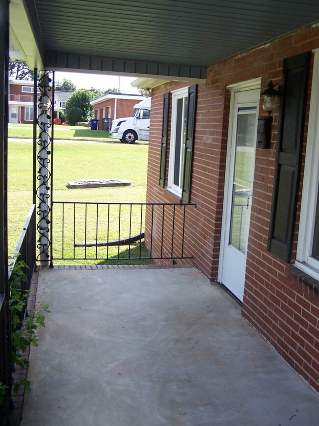 Building Photo - 1508-1508 Locust Ave