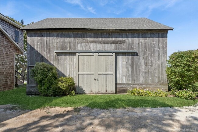 Primary Photo - 335 Herricks Ln