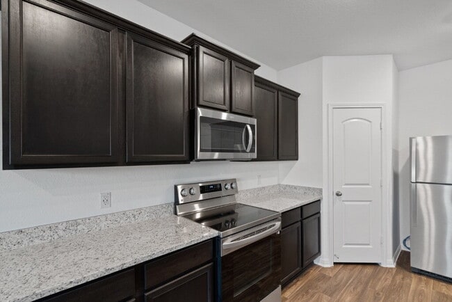 Building Photo - Step into a roomy Elgin residence designed for easy living and everyday convenience.