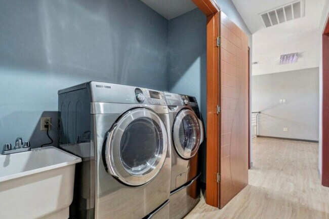 In suite Laundry (Washer and Dryer) - 1641 N 51st St