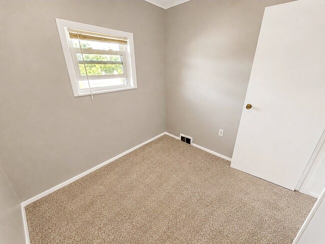 Building Photo - 2219 Edgebrook Ave