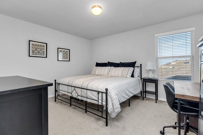 Building Photo - ASK ABOUT FREE APPLICATIONS THROUGH AUGUST!  "Spacious 6-Bedroom Retreat with 3.5 Baths and Over ...