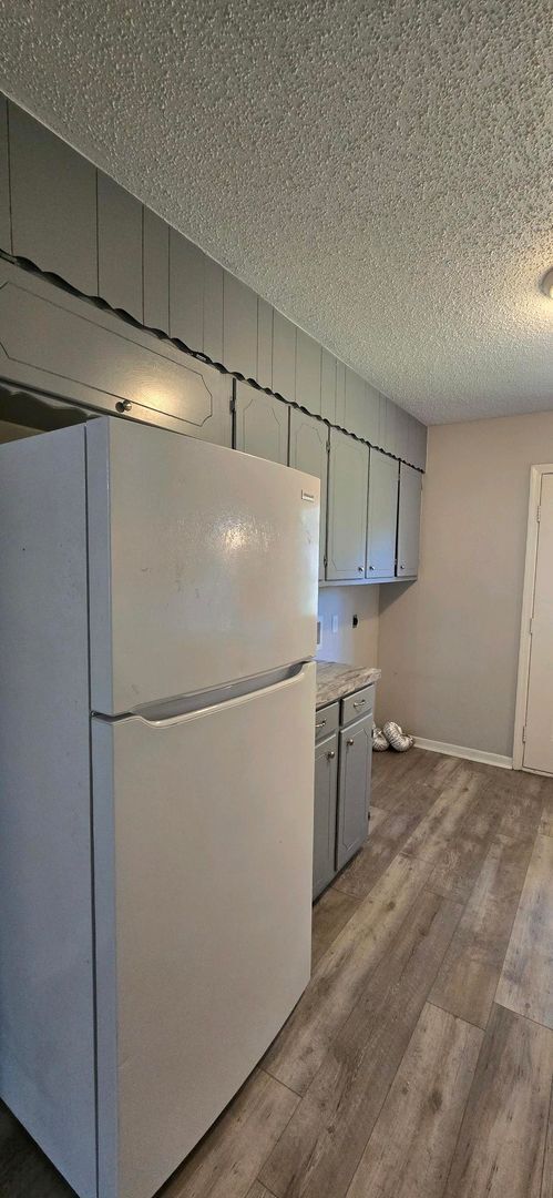 Building Photo - Available Now! Updated, Downstairs 2 Bedroom 1 Bath Apartment!