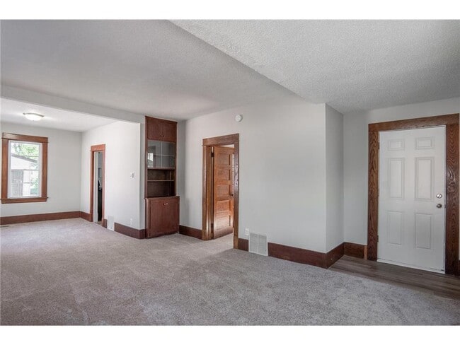 Building Photo - 188 Wyoming St E