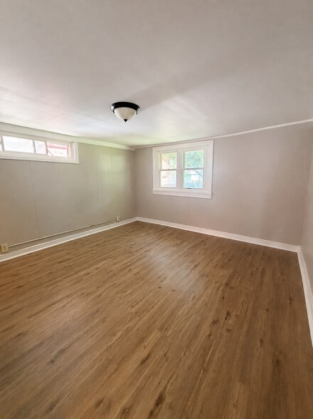 Building Photo - 430 4th Ave
