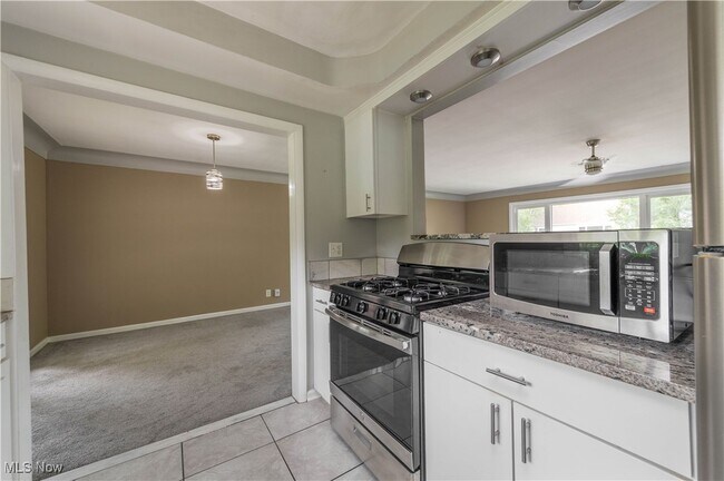 Building Photo - 23728 Glenhill Dr