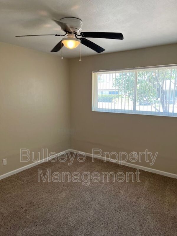Building Photo - 3127 W Dahlia Dr