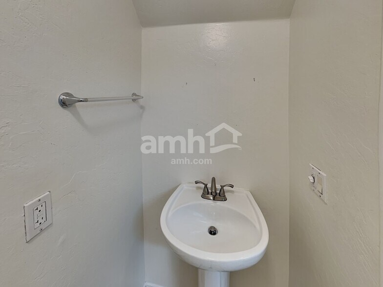 Building Photo - 2030 S 87th St