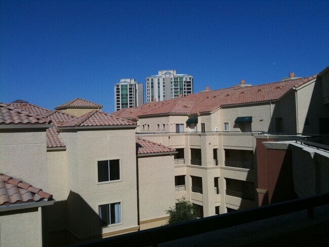 Building Photo - 220 E Flamingo Rd
