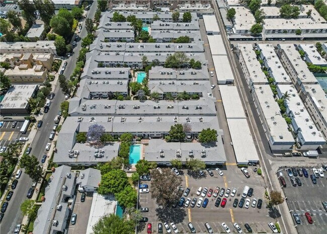 Building Photo - COMPLETELY UPDATED ONE BEDROOM APARTMENT IN TARZANA!