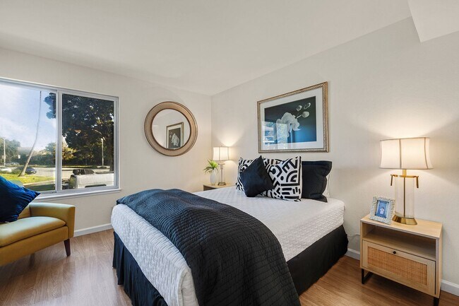Building Photo - Bright and modern one bedroom one bathroom...