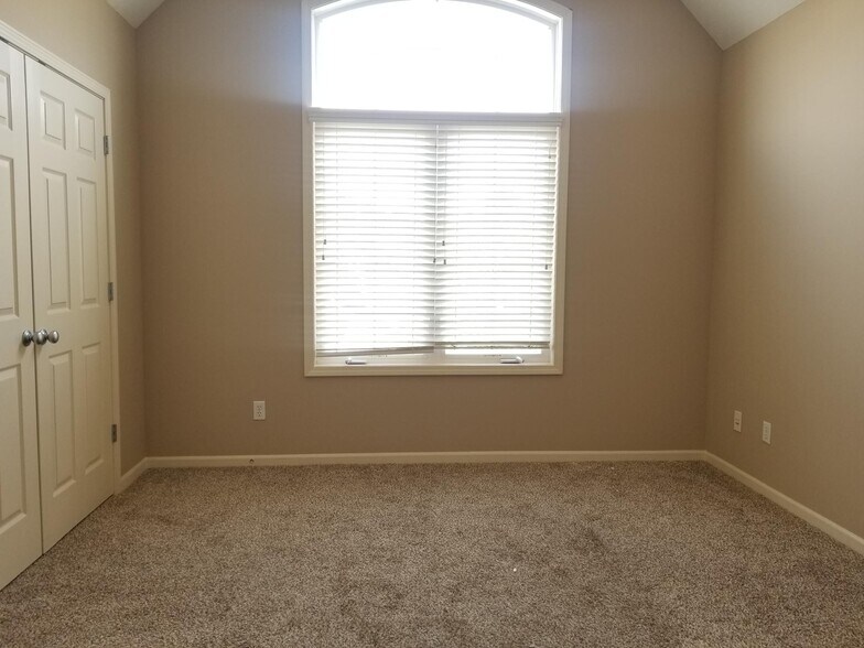 Building Photo - 5701 NE Hidden Meadow Dr