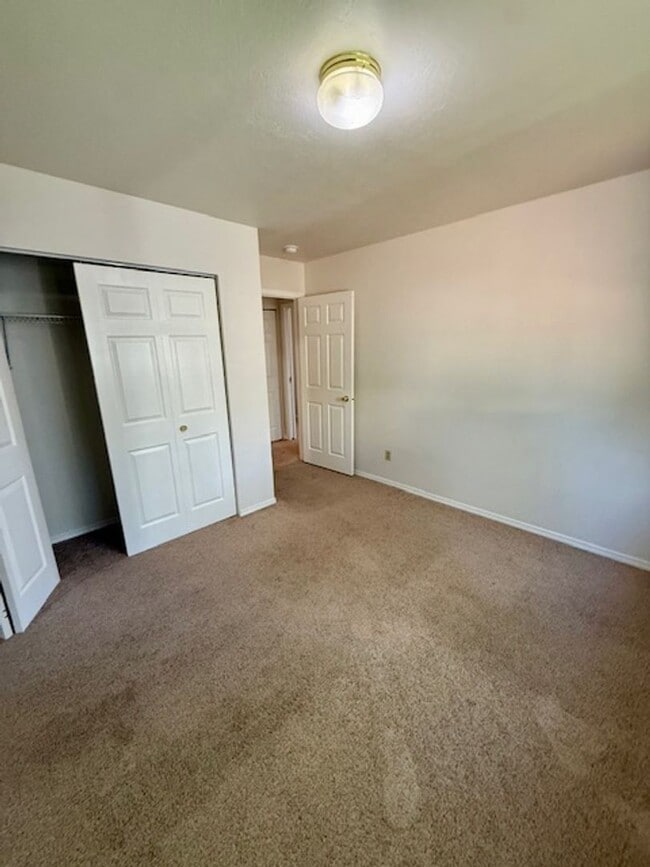 Building Photo - 2 Bed, 2 Bath Duplex with fenced yard in B...