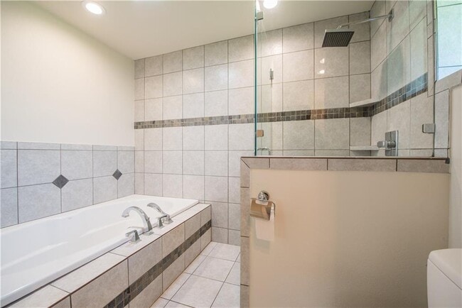 Building Photo - 2902 Silverleaf Dr