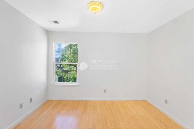 Building Photo - 3243 Davis St