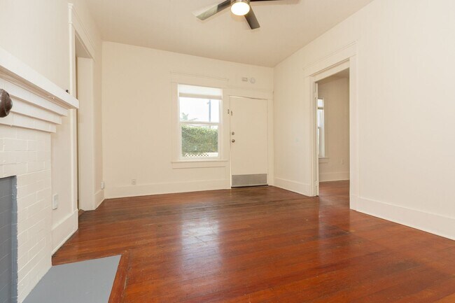 Building Photo - Charming 1 Bed/1 Bath w/ Large Fenced Yard...