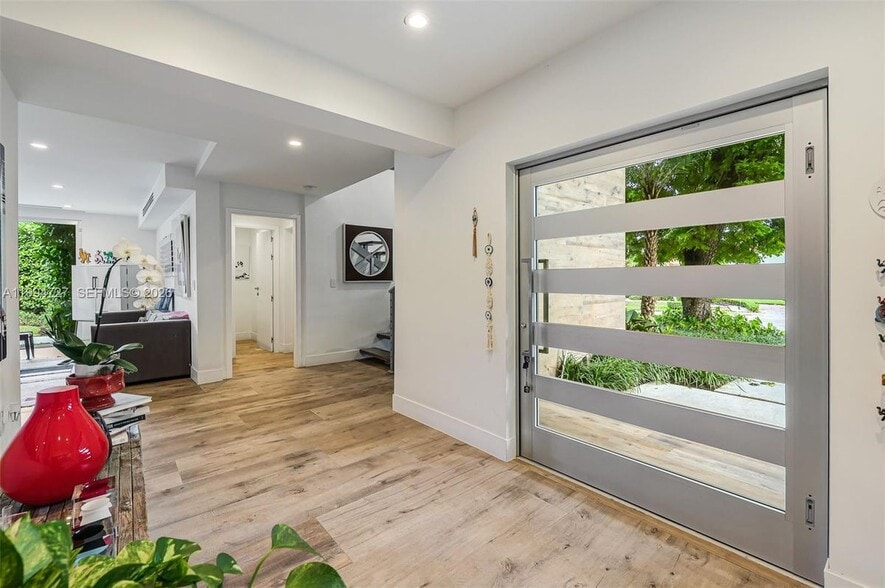 Building Photo - 79 Shore Dr E