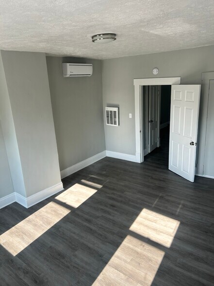 Building Photo - 358 St Clair Ave