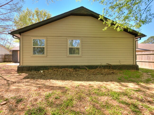 Building Photo - Beautiful 4 bedroom in South Tulsa and Union School District