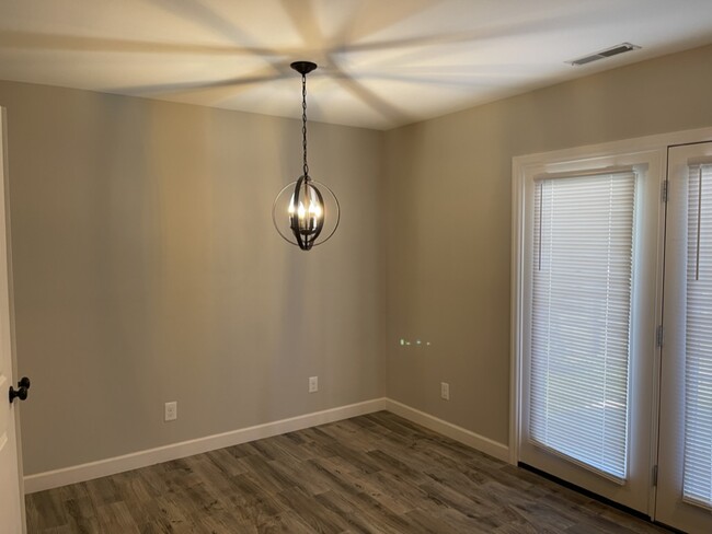 Kitchen eating area - 10 Cannon Ln