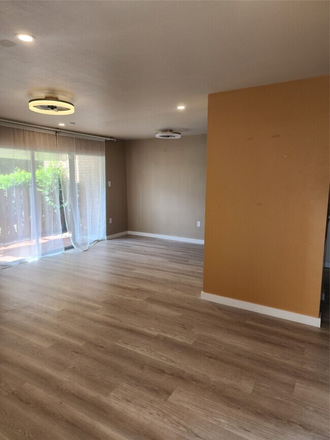 Building Photo - 513 S Post Oak Ln