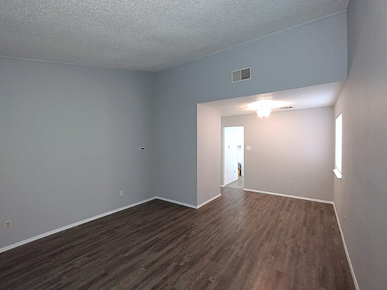 Building Photo - 1620 W Braker Ln