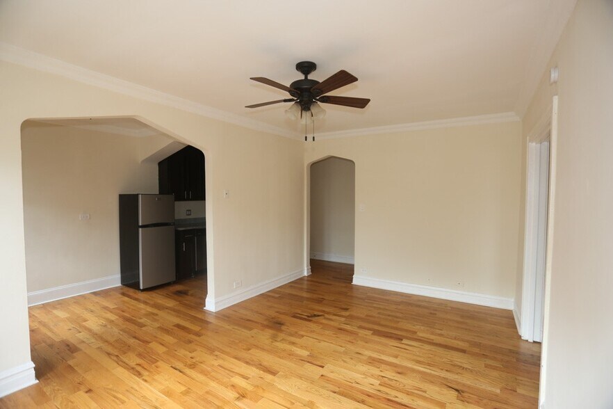 Building Photo - 4742 N Hermitage Ave