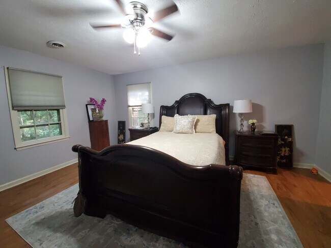 Building Photo - 225 Woodglen Dr