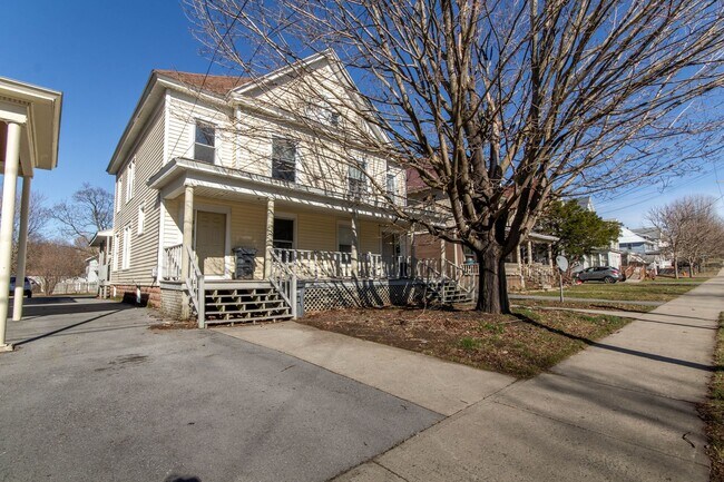 Building Photo - 1025 State St